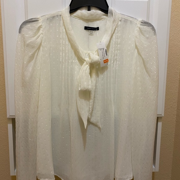 Pretty blouse by Tommy Hilfiger off white size large$35 - Picture 1 of 2